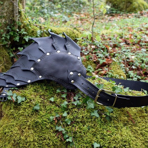 Épaulière en cuir véritable noir. Armure d'épaule pour tenue de GN, cosplay et gothique.