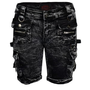 Könnte beinhalten: Schwarze Cargo-Shorts aus Denim mit mehreren Taschen, Schnallen und Metallringen. Die Shorts haben einen Used-Look und sind unten umgeschlagen.