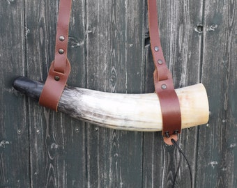 Wikinger Signalhorn Kuh Horn Blashorn aus naturbelassenem rauen Horn 34 cm mit Schulterriemen Nr.50