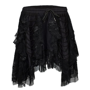 Può includere: Gonna nera in pizzo con orlo a balze e vita con coulisse.