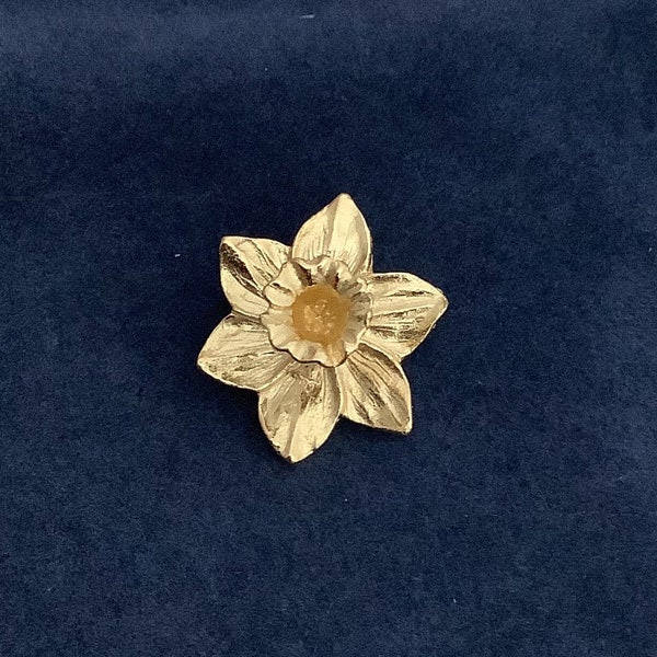 Welsh Daffodil Gold Plated Pewter Pin Badge With A Velveteen Gift Bag