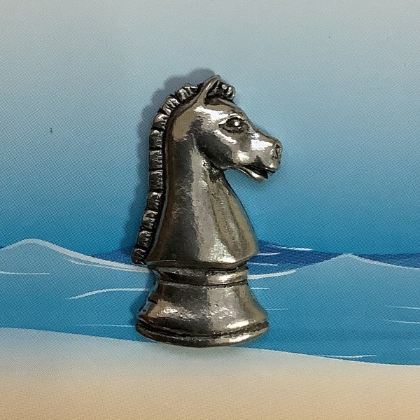 Insigne chevalier pièce d'échecs en étain argenté (P)