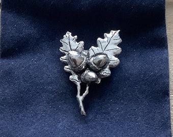 Oak Leaves Silver Pewter Pin Badge With A Velveteen Gift Bag