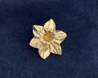 Welsh Daffodil Gold Plated Pewter Pin Badge With A Velveteen Gift Bag
