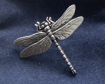 Dragonfly Silver Pewter Pin Badge avec un sac cadeau en velours