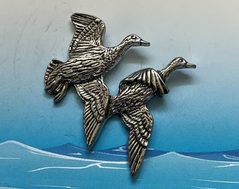 Flying Ducks Silver Pewter Pin Badge Great Detail And Quality Flying Ducks Silver Pewter Pin Badge Great Detail And Quality