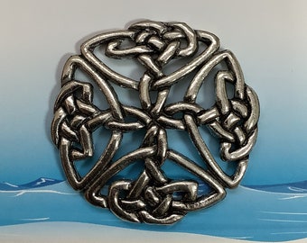 Grand insigne ouvert en étain argenté avec noeud celtique (P)