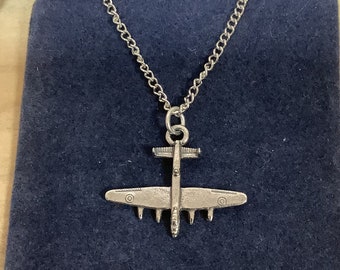 Pendentif en étain argenté Lancaster Bomber sur une chaîne