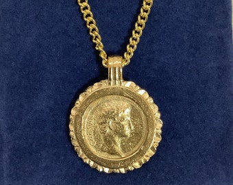 Ciondolo Flan con moneta d'oro di Cesare Romano su una catena con un sacchetto regalo in velluto