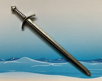 Insigne d’épingle en étain argenté d’épée de bataille