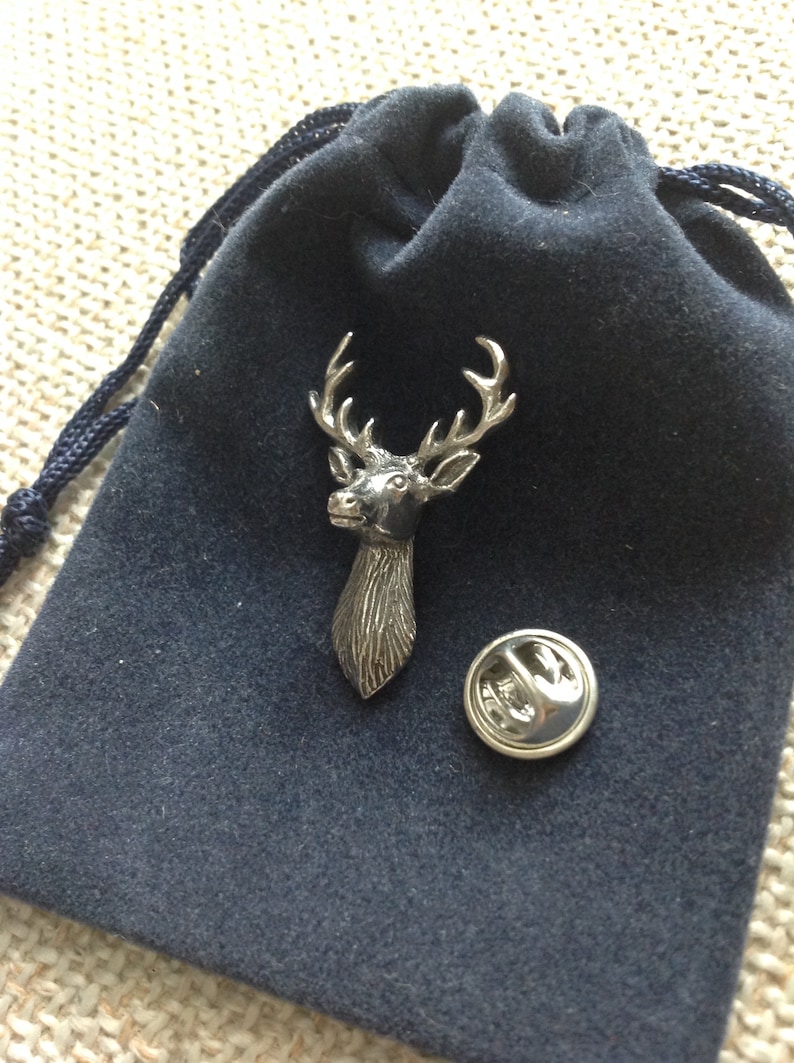 Stag Head Pewter Pin Badge In A Velveteen Gift Bag zdjęcie 3