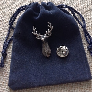 Stag Head Pewter Pin Badge In A Velveteen Gift Bag zdjęcie 2