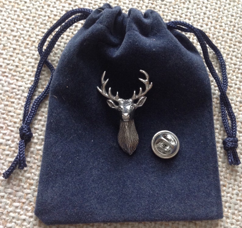 Stag Head Pewter Pin Badge In A Velveteen Gift Bag zdjęcie 1