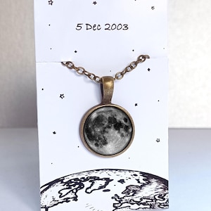 Aangepaste maanfase ketting Cadeau voor verjaardag Hanger met gravure Gepersonaliseerde maansieraden Aangepaste sieraden Aangepaste hanger Jouw date