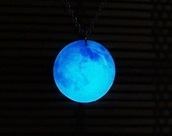 Collar Luminoso Luna Azul - Luna Brillante - Regalo para Novia - Colgante Luminoso en la Oscuridad - Luna Brillante - Collar Luna - Collar Nocturno - Luna
