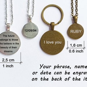 Puede incluir: Tres colgantes redondos de plata y oro con diferentes grabados. Los colgantes tienen un di&aacute;metro de 2,5 cm y 1,6 cm. Los grabados incluyen "The future belongs to those who believe in the beauty of their dreams.", "12/09/94", "I love you" y "RUBY".