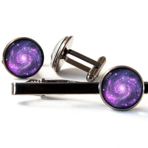 Peut inclure: Un ensemble de boutons de manchette argentés et une pince à cravate avec un motif de galaxie violet et noir.
