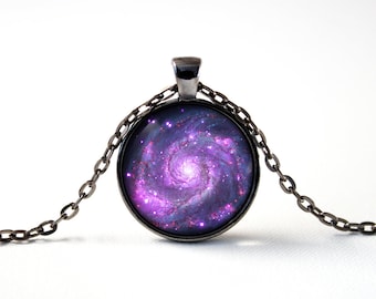 Collar de astronomía Joyería del espacio exterior Collar de galaxia Regalo espacial Joyería de nebulosa Sistema solar Ciencia Cosmos colgante Joyería de galaxia Púrpura
