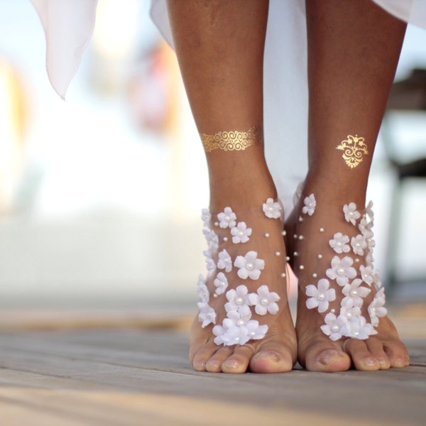 Sandales aux pieds nus et les fleurs s'épanouissent sur le pied, sandales aux pieds nus pour mariage à la plage, chaussures nude, sandales aux pieds nus