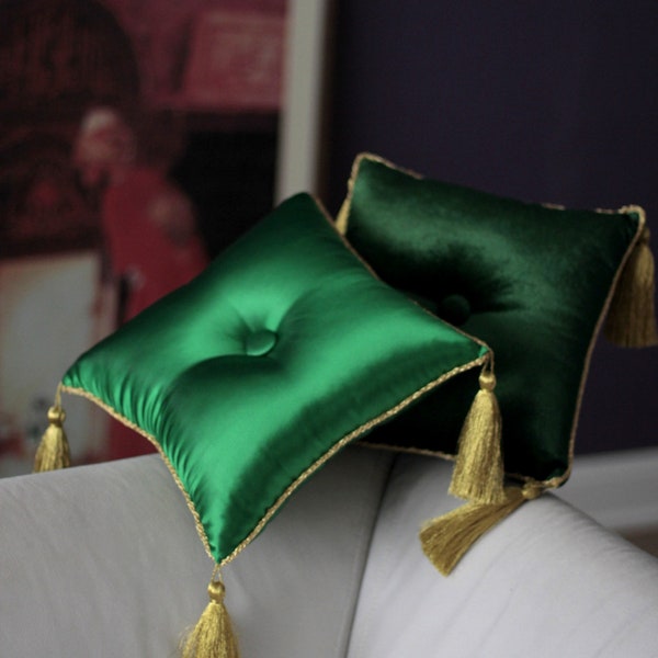 Oreiller vert en satin ou en velours avec pompon doré