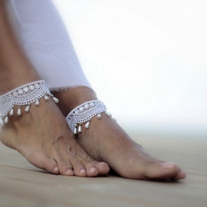 Druppeltjes verpakt in guipure strand bruiloft blote voeten sandalen, bruids enkelbandje, naakt schoenen, blote voeten sandaal enkelmanchet, boho sandaal blote voeten schoenen afbeelding 3