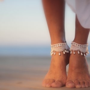 Druppeltjes verpakt in guipure strand bruiloft blote voeten sandalen, bruids enkelbandje, naakt schoenen, blote voeten sandaal enkelmanchet, boho sandaal blote voeten schoenen afbeelding 1