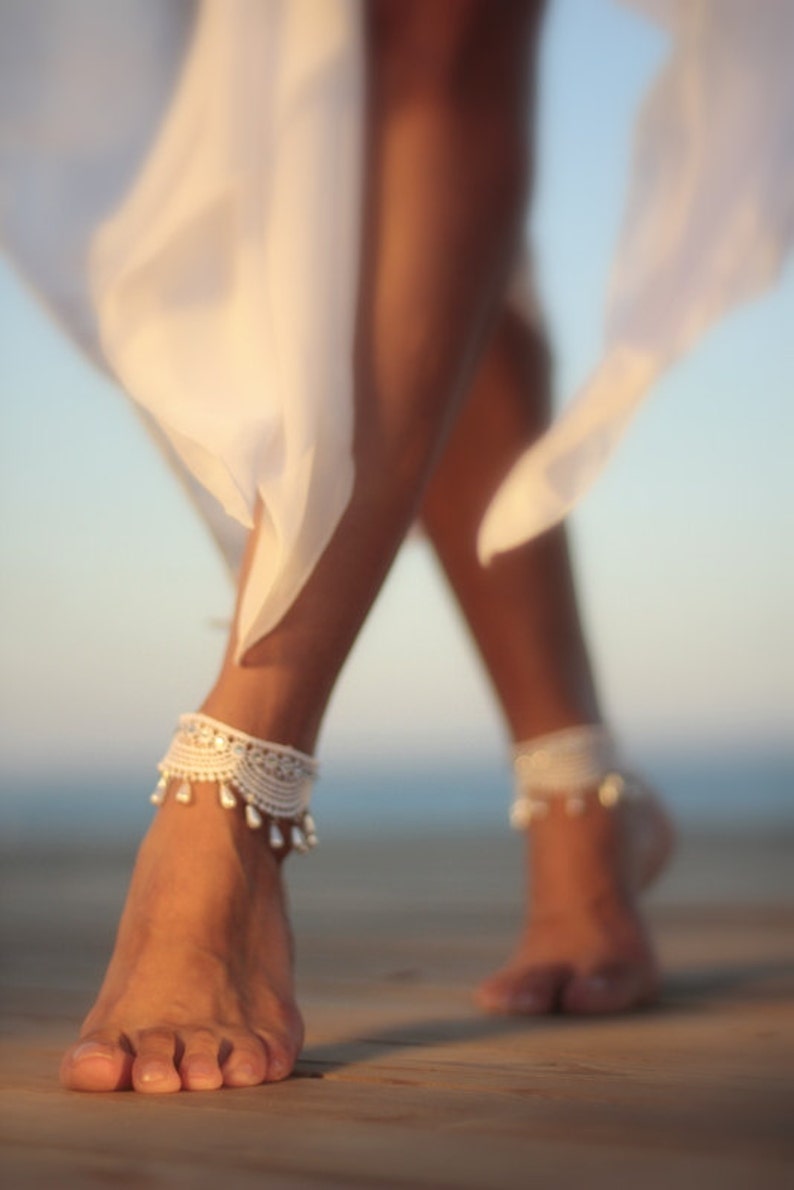 Druppeltjes verpakt in guipure strand bruiloft blote voeten sandalen, bruids enkelbandje, naakt schoenen, blote voeten sandaal enkelmanchet, boho sandaal blote voeten schoenen afbeelding 2