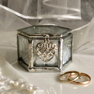 Caja de cristal para propuesta de boda de invierno, porta anillos, caja transparente para anillos de boda con dije de corazón y almohada de seda blanca.