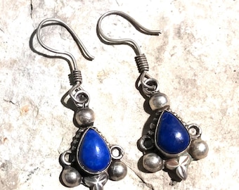 Brincos de lápis-lazúli feitos à mão em prata esterlina: cabochão vintage em forma de lágrima