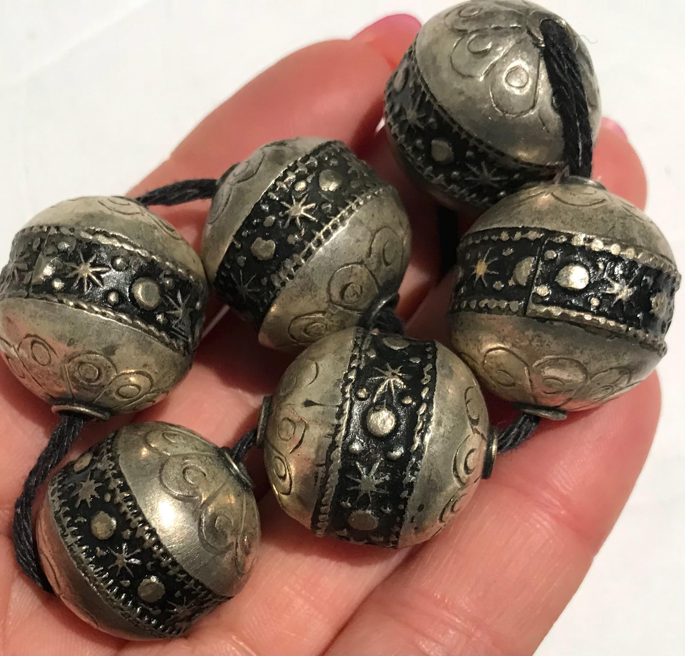 ベルベルビーズ：変色した金属、6つのヴィンテージ部族の部品 - Etsy 日本