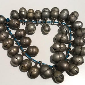 Antieke Turkmeense belbedels: ketting, sieradenonderdelen, 35 stuks