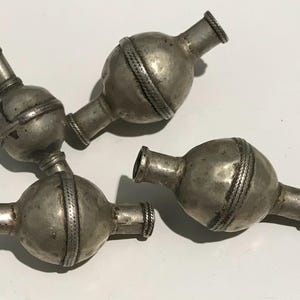 Perline di metallo turkmene antiche: fornitura di gioielli tribali artigianali