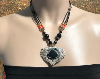 ハンドメイドのトライバルペンダントネックレス：アフガニスタンの