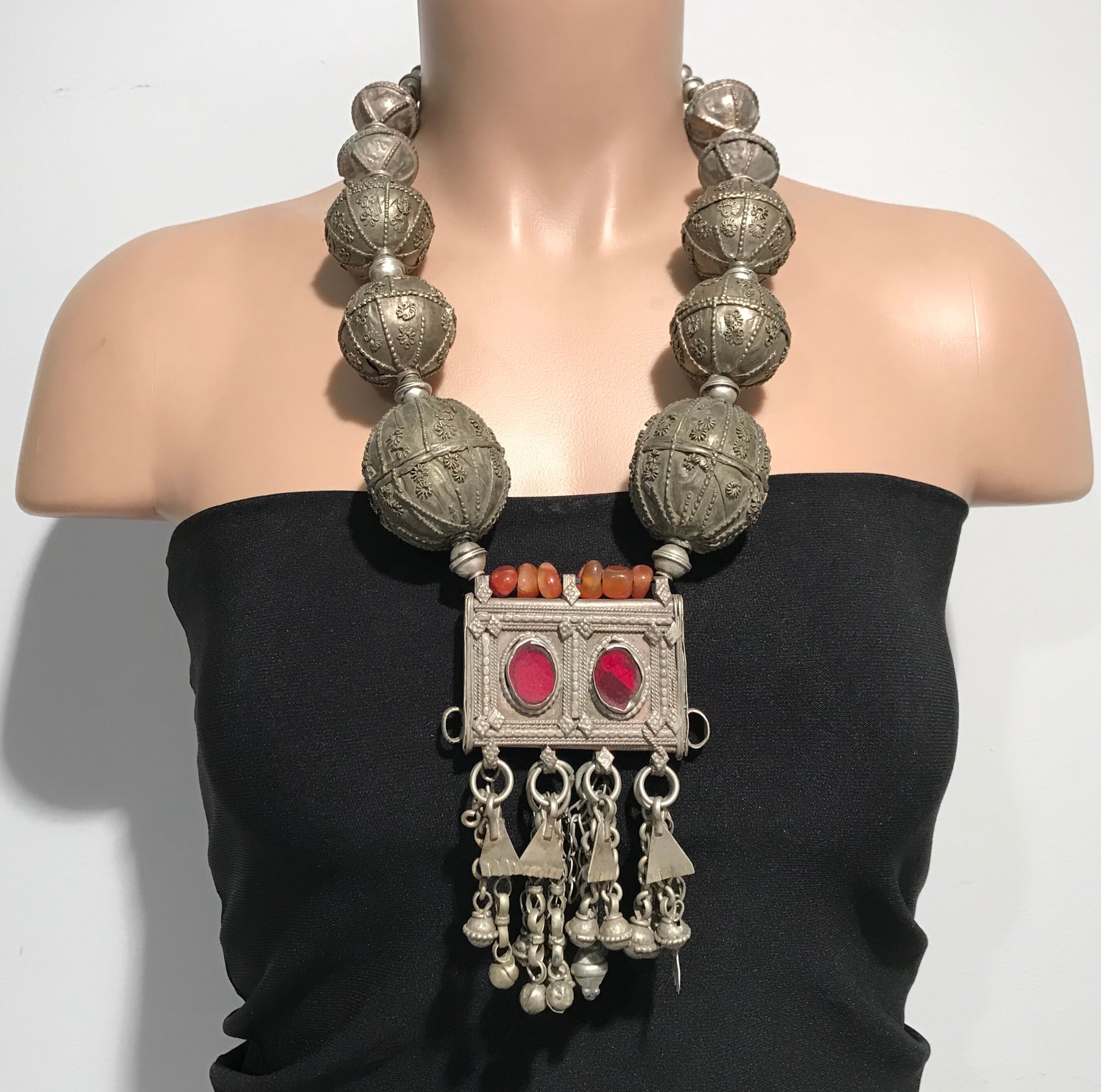 Collier Vintage Perles Et Pendentif Globe – Style Ethnique, Métal Argenté, Longueur 61-65 Cm, Occasion
