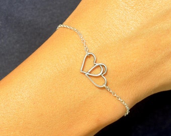 Bracelet à deux cœurs en or argenté et or rose par SeaSideMotifs | Personnalisez votre bracelet double cœur comme cadeau parfait pour la fête des mères