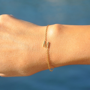 18K Gold Buchstabe Anfangsarmband - WASSERDICH Armband - Kundenspezifisches Namensarmband - Goldanlaufbeständiges personalisiertes Armband