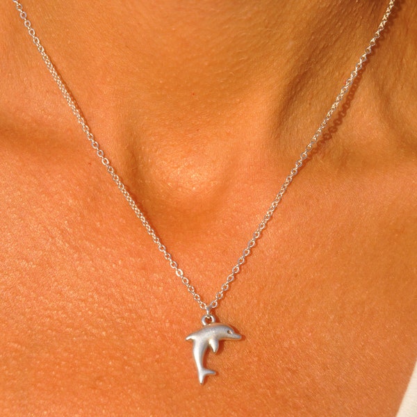 Collier de dauphin d’argent | Collier pendentif Dainty Dolphin, Collier Silver Ocean, Collier de plage délicat, Cadeau pour elle, Cadeau de demoiselle d’honneur