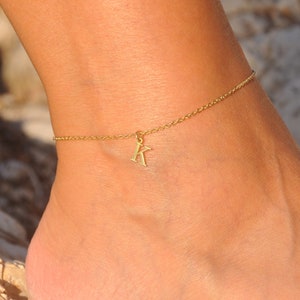Bracelet de cheville à initiales dorées | Bracelet de cheville personnalisé, Lettre personnalisée, Bracelet de cheville en or, Bracelet de cheville avec prénom, Amitié, Cadeau pour elle