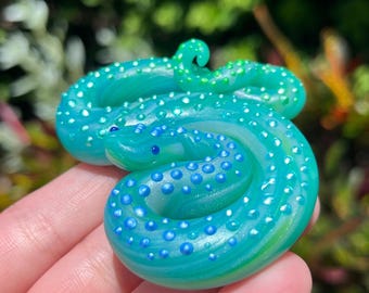 Escultura de serpiente de arcilla polimérica con brillo inspirado en el mar