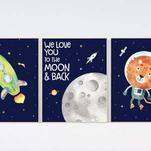 Könnte beinhalten: Drei blaue Weltraum-Prints mit einer Rakete, einem Mond und einem Löwen im Raumanzug. Der mittlere Print sagt "We love you to the moon & back".