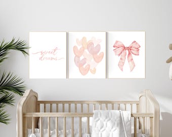 Blush roze kinderkamerkunstset: poster aquarelharten, strik, zoete dromen