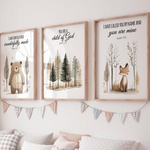 Arte de pared para habitación infantil con versículos bíblicos del bosque, impresiones de oso y zorro, decoración cristiana para habitación de bebé, pósteres de animales de las Escrituras, juego neutro