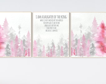 Op de afbeelding: Drie aquarellen van een roze en grijs bos met de quote "Ik ben een dochter van de Koning die niet door de wereld wordt bewogen, want mijn God is met mij en gaat voor mij uit. Ik ben niet bang, want ik ben van Hem."