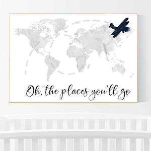 Lámina infantil con mapa del mundo: Avión azul marino gris, ¡Te espera una aventura!