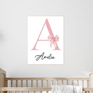 Impressão de nome inicial personalizada para meninas | Arte de parede para berçário com laço rosa | Decoração personalizada para quarto de bebê | Pôster com monograma para crianças