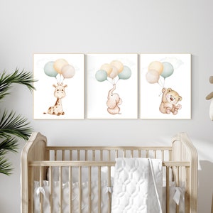 Estampados de animales en tonos neutros para la habitación del bebé: decoración en verde salvia y amarillo.