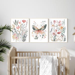 Muurkunst kinderkamer met vlinders en bloemen – botanische aquarelprints voor babymeisjeskamer – muurkunst pastelkleurige wilde bloemen en vlinder