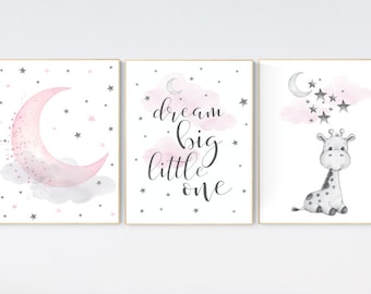 Estampas de girafa para quarto de bebê: decoração de menina com lua e estrelas rosa