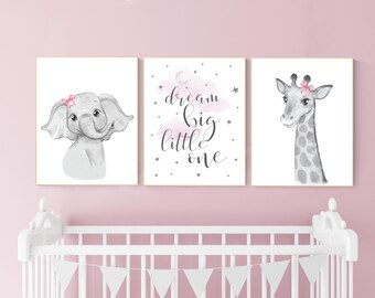 Estampas de animais de safári para quarto de bebê: elefante rosa e girafa