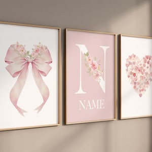 Lot de 3 oeuvres d'art murales florales roses pour chambre de bébé - Nom coeur avec noeud imprimé pour bébé fille - Poster initial personnalisé - Décoration élégante pour chambre de bébé fille